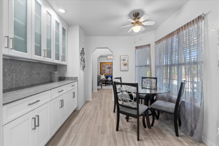 015-Breakfast Nook
