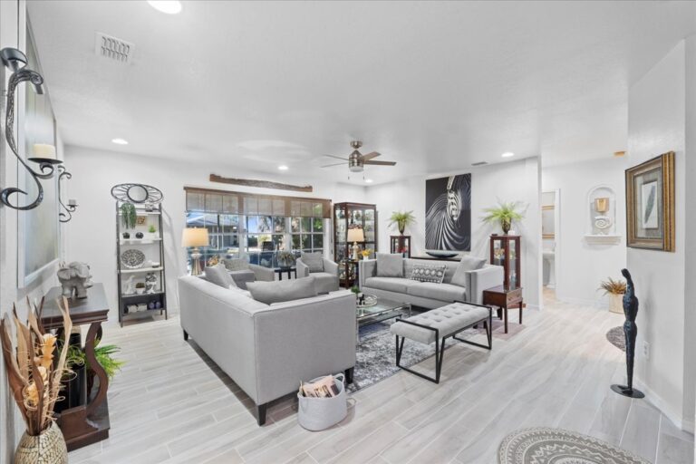 028-Family room