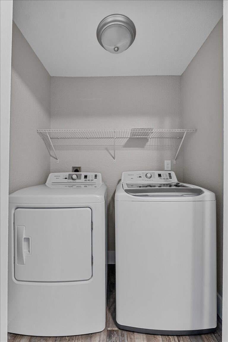 212-Warehouse 2 Apartment Laundry