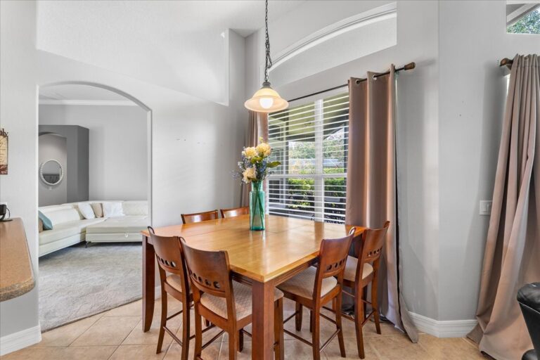 24-Breakfast Nook