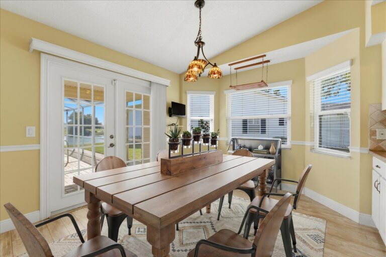22-Breakfast Nook VS