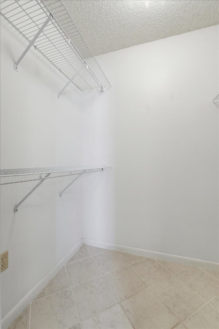 22-Walk-in Closet