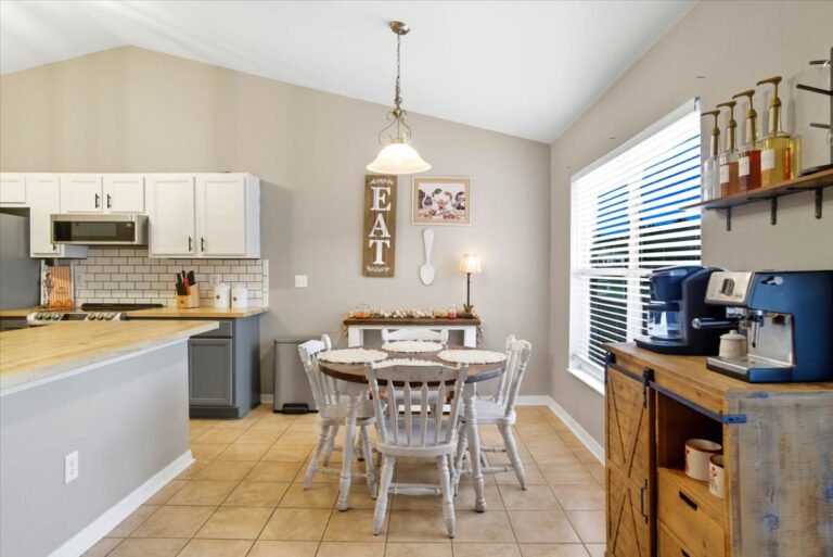 27-Breakfast Nook