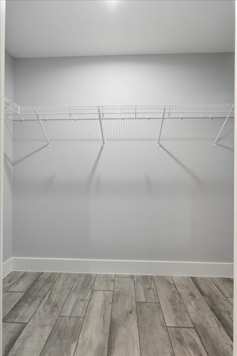 29-Walk-in Closet