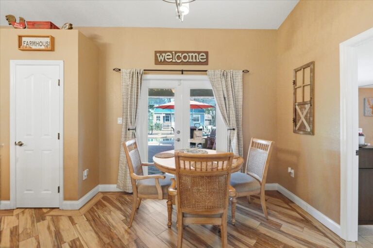 25-Dining Area